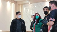 Usai perilisan kasusnya, Jennifer Jill pun berlalu tanpa mengucapkan apa-apa terkait kasusnya itu. Karin Nur Secha/detikcom