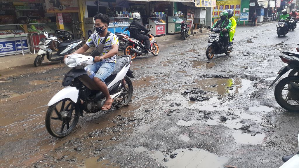 Jl Raya Pabuaran Kabupaten Bogor sempat ditambal dengan batu, namun kembali rusak.