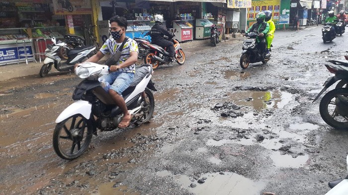 Jl Raya Pabuaran Kabupaten Bogor sempat ditambal dengan batu, namun kembali rusak.