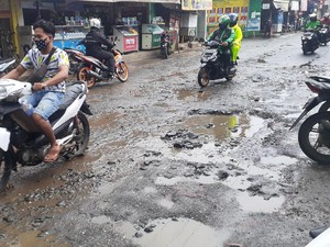 Sempat Ditambal Pakai Batu, Jl Raya Pabuaran Bogor Rusak Lagi