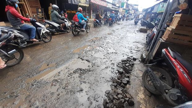 Jl Raya Pabuaran Kabupaten Bogor sempat ditambal dengan batu, namun kembali rusak.