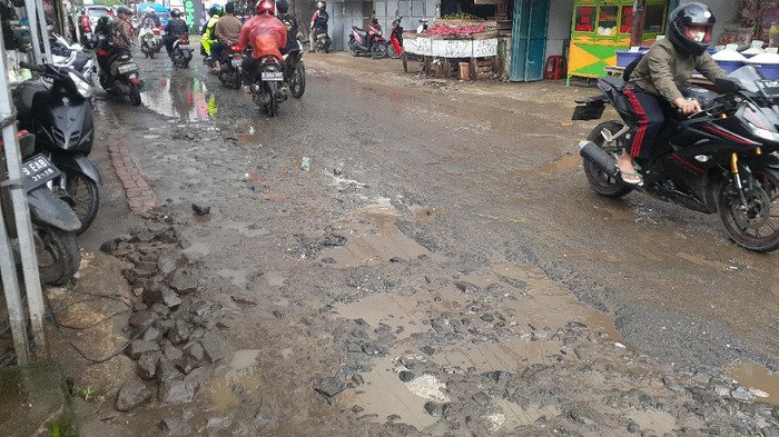 Jl Raya Pabuaran Kabupaten Bogor sempat ditambal dengan batu, namun kembali rusak.