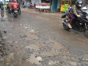 Ke Mana Spanduk-spanduk Satire di Jl Pabuaran Kabupaten Bogor yang Rusak?