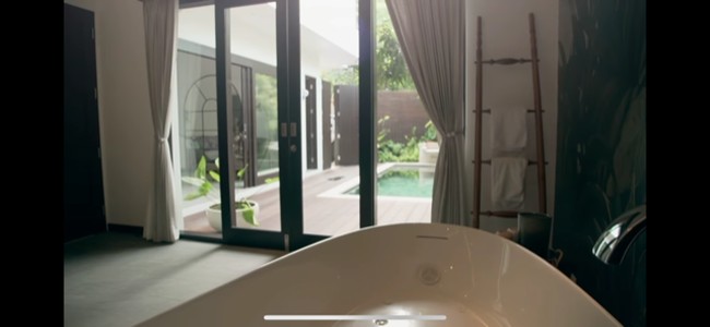 Sembari berendam, Raisa dan Hamish dapat menikmati panorama halaman luar mereka. (Foto: Instagram/@Raissa6690)