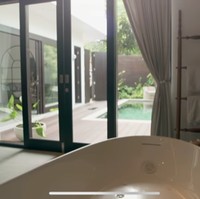 Sembari berendam, Raisa dan Hamish dapat menikmati panorama halaman luar mereka. (Foto: Instagram/@Raissa6690)