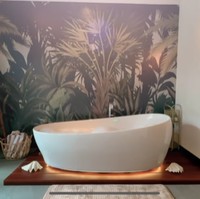 Salah satu bagian penting di kamar mandi ini adalah sebuah bathtub putih. Bathtub pintar bermerek Toto ini dilengkapi berbagai fitur, salah satunya mode eco-friendly untuk menghemat penggunaan air. (Foto: Instagram/@Raissa6690)