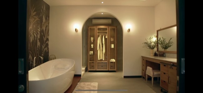 Raisa dan Hamish Daud mengadopsi konsep spa untuk kamar mandi mereka. Seperti sebuah kamar tidur, kamar mandi mereka cukup lega sehingga masih dapat dipisah dengan sekat dinding. (Foto: Instagram/@Raissa6690)