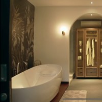 Raisa dan Hamish Daud mengadopsi konsep spa untuk kamar mandi mereka. Seperti sebuah kamar tidur, kamar mandi mereka cukup lega sehingga masih dapat dipisah dengan sekat dinding. (Foto: Instagram/@Raissa6690)