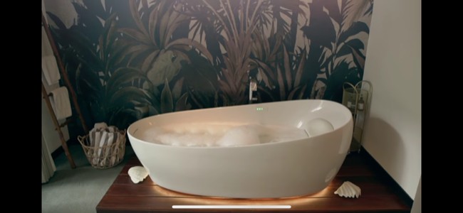 Bathtub hadir dengan lampu LED yang menyala di bagian bawah sehingga semakin mempertegas kemewahannya. Ditengok di situs Toto AS, bathtub bernama Flotation Tub with Zero Dimension ini dijual seharga US$ 25.700 atau sekitar Rp 360 juta. (Foto: Instagram/@Raissa6690)