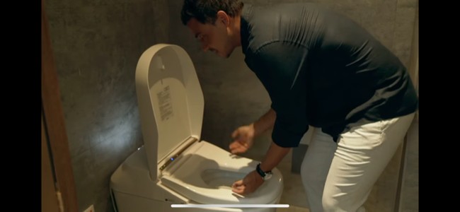 Klosetnya pun tak kalah canggih. Selain dapat buka-tutup secara otomotasi, klosetnya juga memiliki dudukan yang dapat dihangatkan. (Foto: Instagram/@Raissa6690)