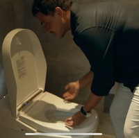 Klosetnya pun tak kalah canggih. Selain dapat buka-tutup secara otomotasi, klosetnya juga memiliki dudukan yang dapat dihangatkan. (Foto: Instagram/@Raissa6690)