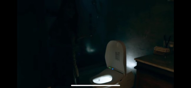 Kamar mandi di lantai dua juga dilengkapi kloset futuristik. Kloset tersebut dapat menyala jika Raisa enggan menyalakan lampu kamar mandinya. (Foto: Instagram/@Raissa6690)