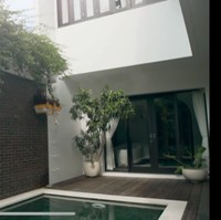 Inilah penampakan di dalam rumah Raisa dan Hamish Daud. Di sisi kolam renang, terdapat sebuah ruangan yang didedikasikan secara khusus untuk kamar mandi. (Foto: Instagram/@Raissa6690)