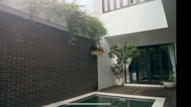 Inilah penampakan di dalam rumah Raisa dan Hamish Daud. Di sisi kolam renang, terdapat sebuah ruangan yang didedikasikan secara khusus untuk kamar mandi. (Foto: Instagram/@Raissa6690)