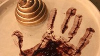 Katanya menyajikan selai dengan bentuk corak tangan. Cetakannya pakai tangan atau apa, ya?