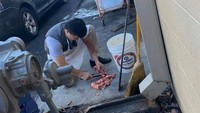 Karyawan restoran China memotong daging di lantai. Higienis enggak, ya?