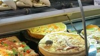 Seekor tikus mencicipi buffet di Bandara Charles De Gaulle, Paris. Kok bisa lolos, ya?