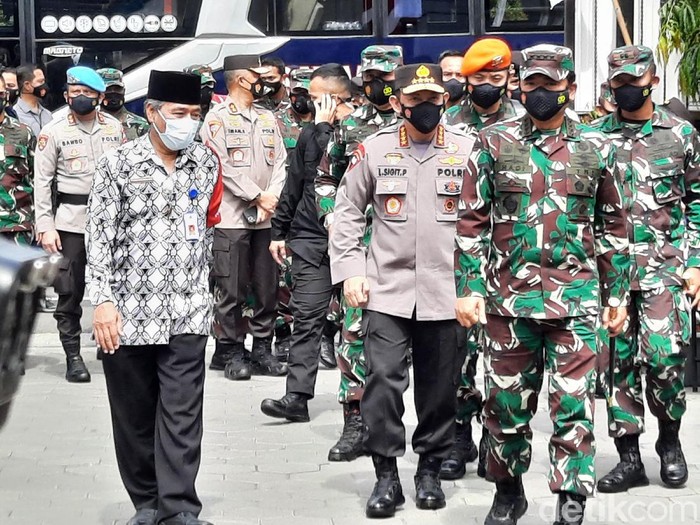 Kapolri Jendral Listyo Sigit Prabowo di Kalurahan Maguwoharjo, Depok, Sleman, Jumat (19/2/2021).
