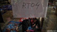 Pengungsian tersebut menerapkan batas jarak antar warga yang ditentukan dari tiap RT.