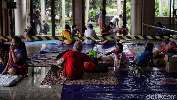 Ratusan korban banjir Cipinang Melayu ketat menerapkan protokol kesehatan di posko pengungsian dengan menjaga jarak