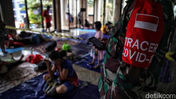 Ratusan korban banjir Cipinang Melayu ketat menerapkan protokol kesehatan di posko pengungsian dengan menjaga jarak