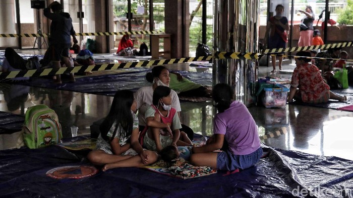 Keren, Korban Banjir Cipinang Melayu Terapkan Jaga Jarak di Pengungsian Ratusan korban banjir Cipinang Melayu ketat menerapkan protokol kesehatan di posko pengungsian dengan menjaga jarak