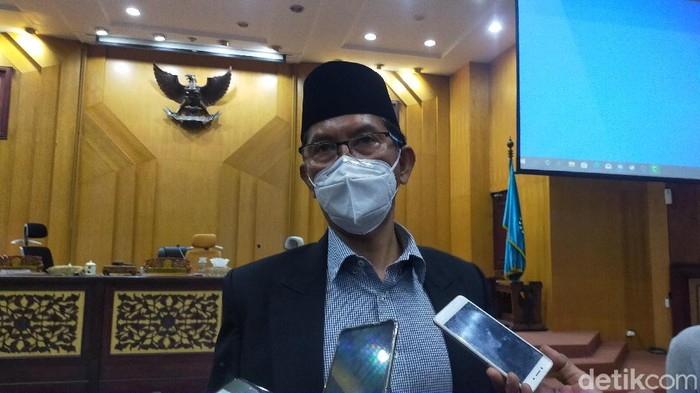 Ketua DPRD Kota Surabaya Adi Sutarwijono usai menggelar rapat paripurna mengatakan, DPRD merespons hasil rapat pleno KPU Surabaya yang telah menetapkan Eri Cahayadi dan Armuji sebagai Wali Kota Surabaya dan Wakil Wali Kota Surabaya, hasil Pilkada 9 Desember 2020.