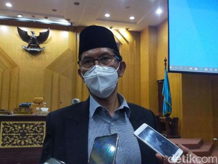 Ketua DPRD Kota Surabaya Adi Sutarwijono usai menggelar rapat paripurna mengatakan, DPRD merespons hasil rapat pleno KPU Surabaya yang telah menetapkan Eri Cahayadi dan Armuji sebagai Wali Kota Surabaya dan Wakil Wali Kota Surabaya, hasil Pilkada 9 Desember 2020.