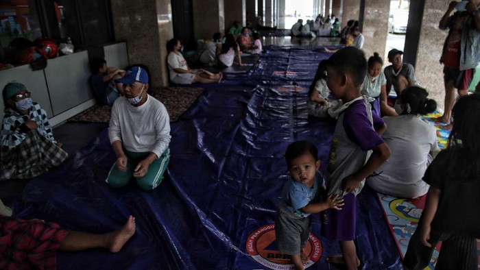 Korban Banjir Cipinang Mulai Mengungsi Sejumlah warga korban banjir mengungsi di sudut ruangan Universitas Borobudur, Kalimalang, Jakarta timur, Jumat (19/2).