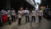 Penyaluran bantuan logistik untuk korban banjir didampingi aparat keamanan.  