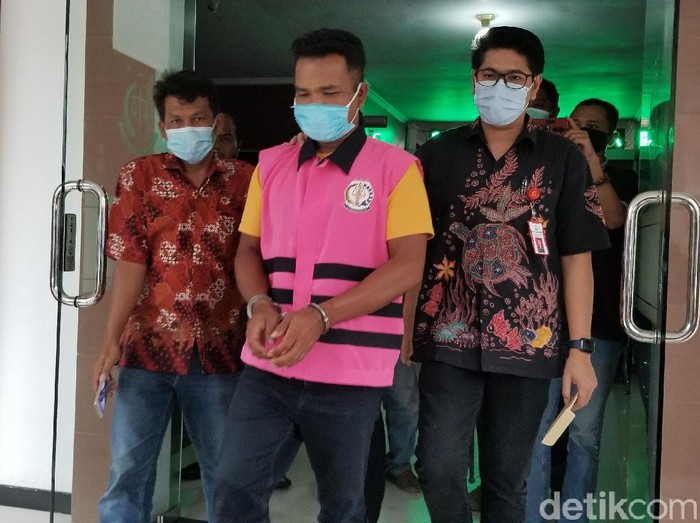 Kasus korupsi Tanah Kas Desa (TKD) Gambiran, Kecamatan Kalisat menyeret tersangka baru. Sebelumnya, Kejaksaan Negeri (Kejari) Jember menetapkan Kades Gambiran Dwi Purbadi sebagai tersangka.