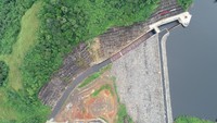 Kehadiran bendungan ini juga memiliki potensi air baku, energi, pengendalian banjir, dan pariwisata yang akan menumbuhkan ekonomi masyarakat di Tapin dan sekitar.