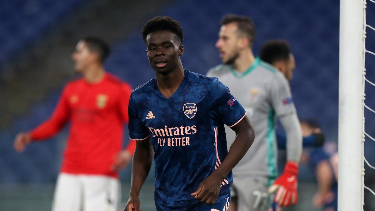 Bukayo Saka membantu Arsenal selamat dari kekalahan lawan Benfica. (Foto: Getty Images/Paolo Bruno)
