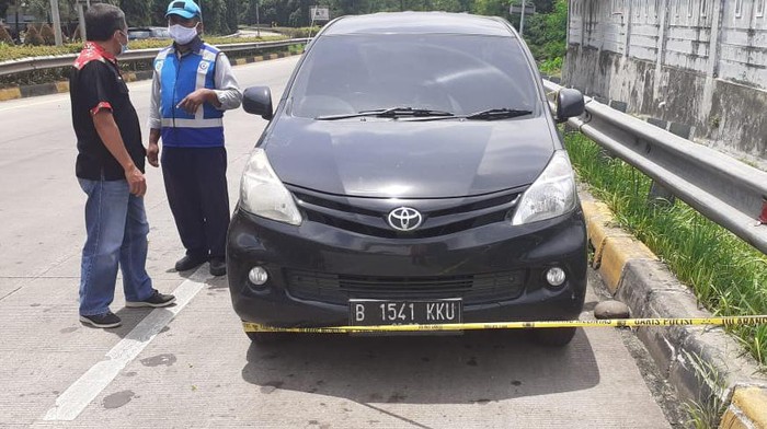 Lokasi penemuan mayat dalam mobil di pintu keluar Tol JLJ Jatiasih, Bekasi. Foto ini diberikan oleh narasumber Kasubbag Humas Polres Metro Bekasi Kompol Erna Ruswing.