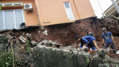 Rumah di Griya Merdeka Timur Depok Terancam Longsor