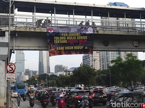 Mahasiswa Pasang Spanduk di JPO, Minta Jokowi Serius soal Krisis Iklim