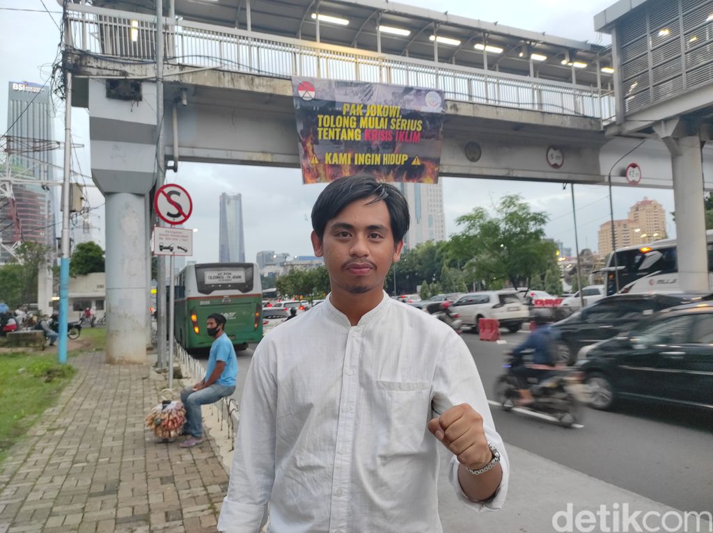 Mahasiswa Trisakti pasang spanduk soal krisis iklim di JPO Semanggi dan JPO Slipi. (Azhar Bagas Ramadhan/detikcom)