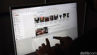 Eko Hariadi menunjukan sejumlah kampanye digital yang ia promosikan. Eko yang berlatar belakang adverstising dan event organizer membawa etos kerja enterpreuner saat menjadi kepala desa sejak 2019 lalu.
