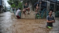 Jalanan hingga rumah terendam banjir.