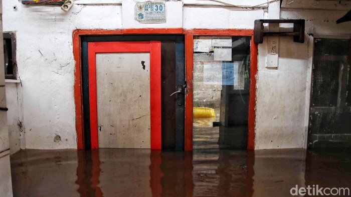 Sejumlah warga menerobos banjir di kawasan Kampung RW04 Cipinang Melayu, Jakarta Timur, Jumat (19/2). Saat ini banjir setinggi 1 meter lebih masih menggenangi kawasan banjir tersebut dan diprediksi jika hujan lagi maka akan lama surutnya