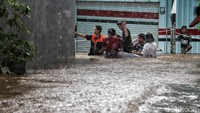 Perahu karet hilir mudik mengevakuasi warga korban banjir.