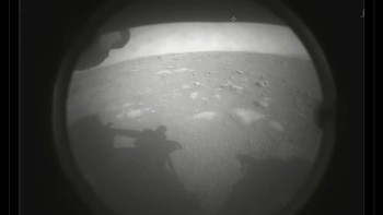 Ini adalah foto pertama yang diambil Perseverance setelah mendarat di Mars. Robot penjelajah ini tiba di tujuannya setelah menempuh perjalanan sekitar tujuh bulan. Foto: Screenshot/Twitter