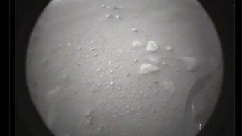 Ini adalah foto kedua yang diambil Perseverance dan dikirimkan ke Bumi. Foto: Screenshot/Twitter