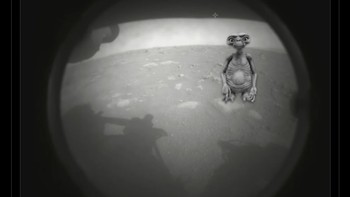 Setelah meninggalkan Bumi, E.T. ternyata pulang ke Mars dan ketemu Perseverance. Foto: Screenshot/Twitter
