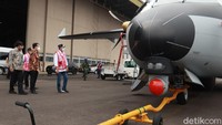 Dalam kunjungannya, orang nomor satu di Kementerian Perhubungan ini melihat langsung pesawat CN-235. Tak hanya melihat, Budi juga langsung menaiki dan duduk di kokpit pesawat yang merupakan pesanan negara Senegal ini.