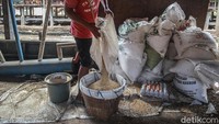 Gejolak harga pakan seperti jagung di pasaran sangat berdampak ke peternak. Beberapa peternak bergabung ke koperasi untuk mendapatkan subsidi demi kestabilan harga pakan. 