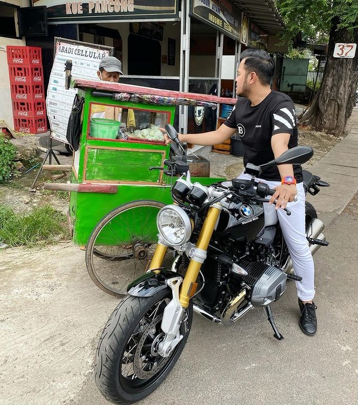 Momen 'Crazy Rich Malang' Gilang Widya Pranama Saat Cicip Makanan Mewah Momen 'Crazy Rich Malang' Gilang Widya Pranama Saat Cicip Makanan Mewah