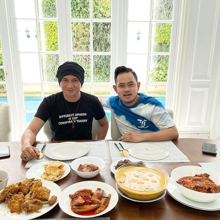Momen 'Crazy Rich Malang' Gilang Widya Pranama Saat Cicip Makanan Mewah