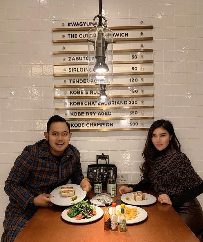 Momen 'Crazy Rich Malang' Gilang Widya Pranama Saat Cicip Makanan Mewah Momen 'Crazy Rich Malang' Gilang Widya Pranama Saat Cicip Makanan Mewah