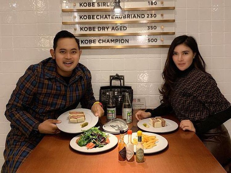 Momen Crazy Rich Malang Gilang Widya Pranama Saat Cicip Makanan Mewah